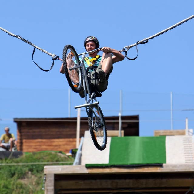  Salto de bungee en bicicleta